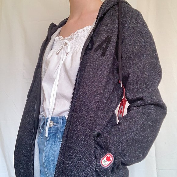 ⭐️2014 Canadian Olympic Sweater⭐️ - Picture 1 of 4